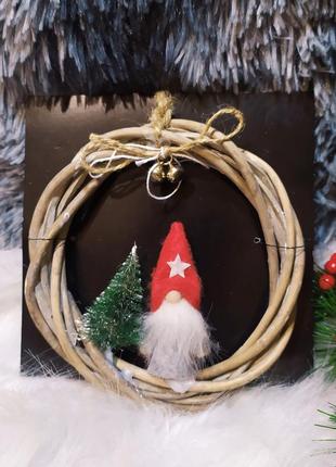 Эльф гном с елкой новогодний декор рождественский венок подвеска