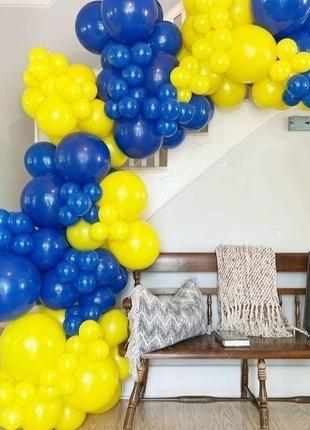 Арка з повітряних кульок жовтих та синіх.