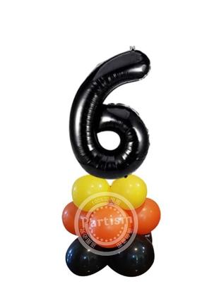 Цифра "6" чорна на підставці з кульок.
