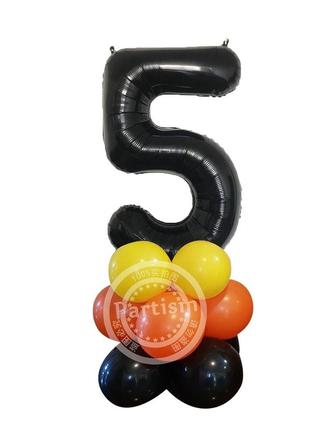 Цифра "5" чорна на підставці з кульок.