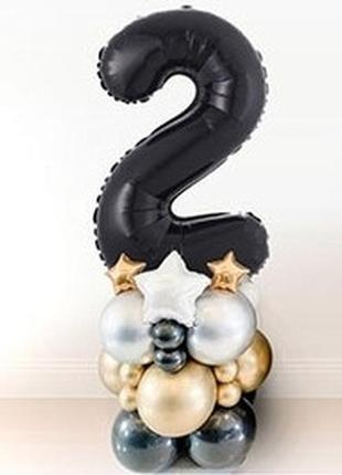 Цифра "2" чорна на підставці з кульок.
