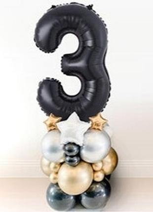Цифра "3" чорна на підставці з кульок.