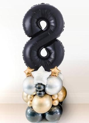 Цифра "8" чорна на підставці з кульок.