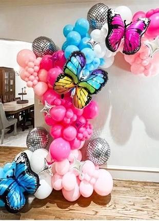 Арка з повітряних кульок з метеликами.