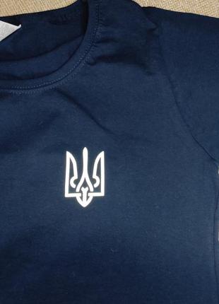 Футболка темно-синего цвета с принтом: герб украины