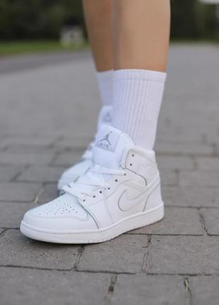 Женские кроссовки nike air jordan 1 mid triple white 2.0