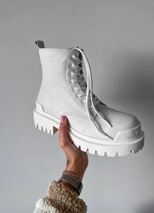 Жіночі черевики balenciaga strike white boots
