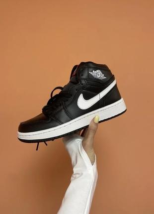 Женские кроссовки nike air jordan retro 1 black / white swoosh