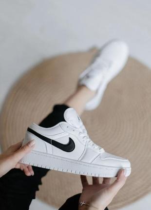 Женские кроссовки nike air jordan low white