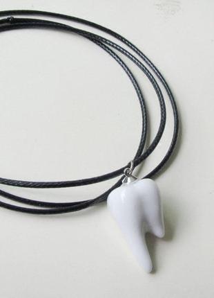 Кераміка підвіска зуб кулон білий керамічний чорний шнурок на шию