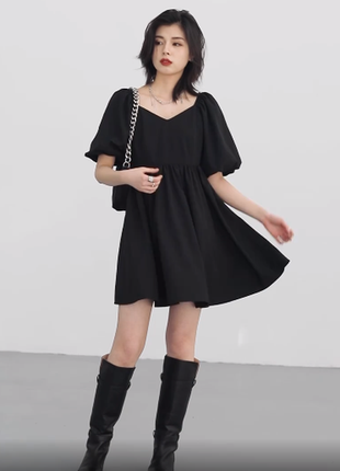 Черное свободное платье с объемными рукавами