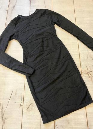 Черное платье по фигуре с вирезом на спине prettylittlething