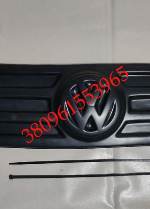 Заглушка решетки радиатора VW Caddy до 2010