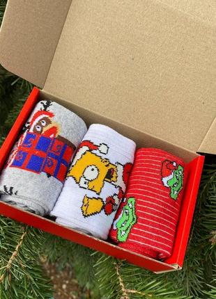 Набір чоловічих новорічних шкарпеток 40-45 на 3 пари у коробці