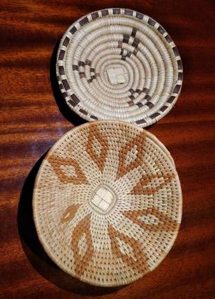 Декоративные тарелки навахо из соломы. две штуки, одним лотом.