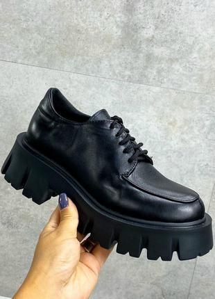 Жіночі туфлі чорні на тракторній підошві і шнурках натуральна ...
