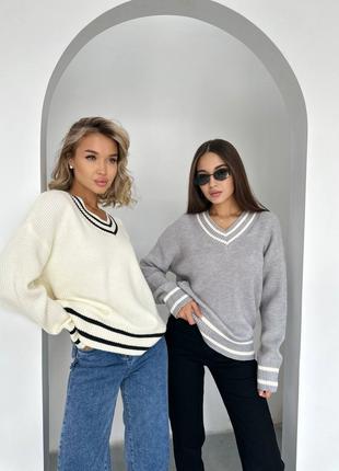 Стильный свитер с V-образным вырезом серый