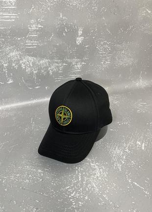 Чорна кепка з зеленою вишивкою stone island