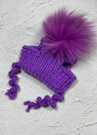 Шапка для собак ручной вязки с натураньным бубоном фиолетовая