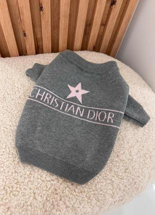 Брендовый свитер для собак dior с розовой надписью бренда и зв...