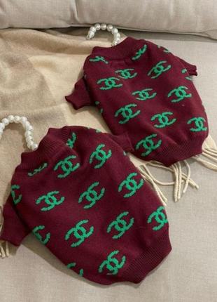 Брендовий свитер для собак и котов с зелеными значками бордово...