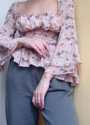 Розовая нежная шмфоновая блуза с цветочками с расклешенными ру...