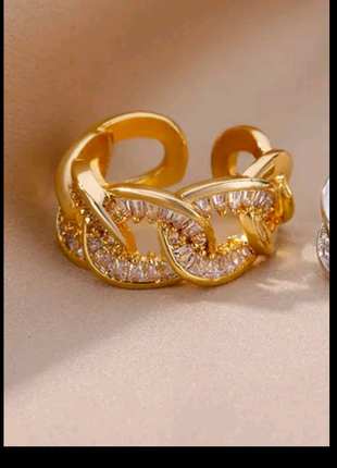 Женское кольцо с цирконом и кристалами