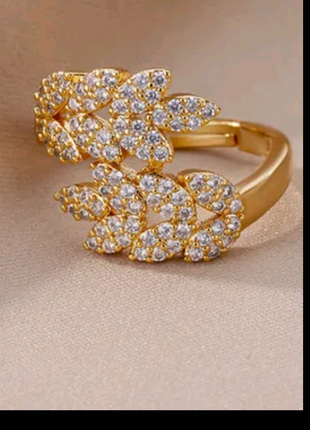 Женское кольцо с цирконом и кристалами