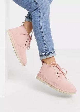 Женские ботинки ugg розового цвета.