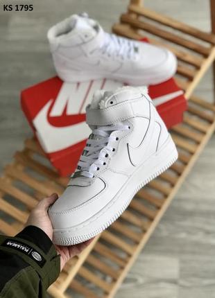 Зимові чоловічі кросівки nike air force 1 07 mid lv8 (білі) зима