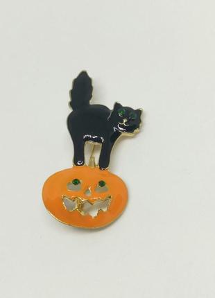 Брошь черная кошка на тыкве хеллоуин