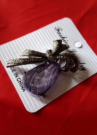 Елегантна брошка бант з фіолетовим каменем