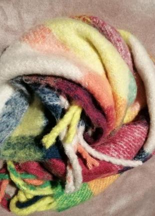 Пухнастий кольоровий шарф