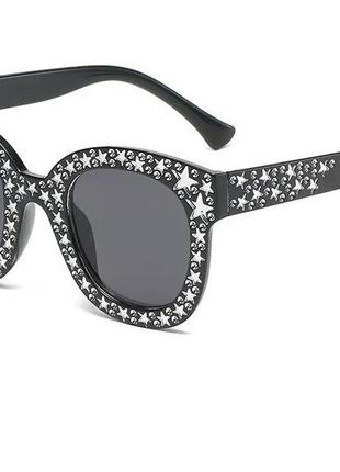 Винтажные женские солнцезащитные очки с маленькими звездочками.