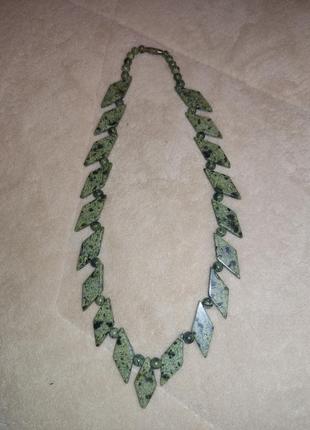 Ожерелье из натурального камня змеевик. винтаж