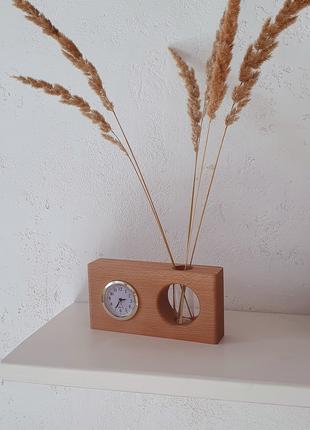 Аналоговий годинник в поєднанні з вазою/підставкою