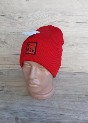 Стильная и модная подростковая вязаная шапка - Красная