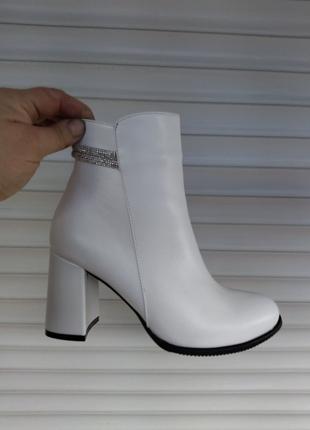 Жіночі білі шкіряні черевикі на підборах на хутрі