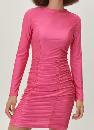 Розовое яркое платье по фигуре размером s от nasty gal