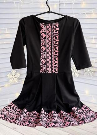 Женское платье черное с розовым абстрактным принтом средней дл...
