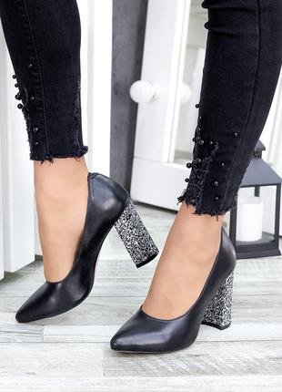 Черные женские туфли из натуральной кожи на устойчивом каблуке...