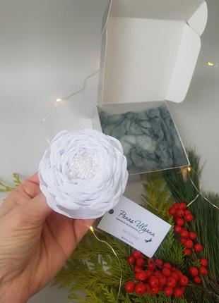 Резинка для волос белый цветок роза - 7 см