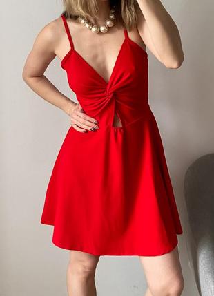Красное платье с вырезом на талии