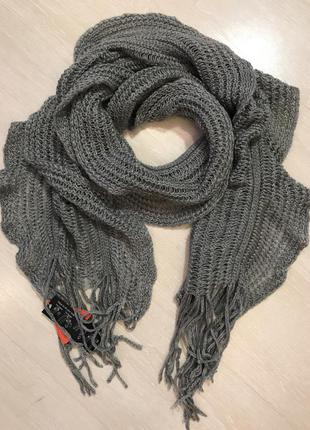 Очень красивый и стильный брендовый вязаный шарф.