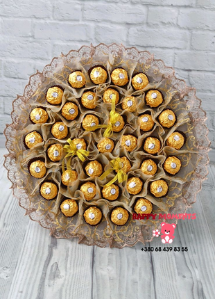 Большой золотистый букет с конфетами Ferrero Rocher на 8 марта.