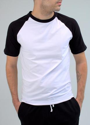 Мужская белая футболка с коротким черным рукавом
