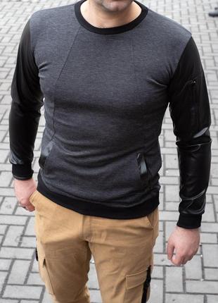 Серый мужской свитшот с кожаными рукавами