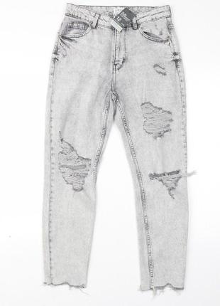 Стильные молодежные джинсы с потертостями