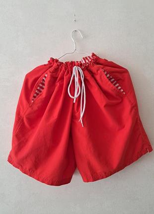 Красные шорты