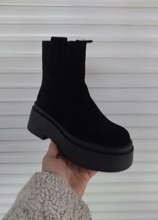 Жіночі чорні замшеві черевикі на високій підошві на хутрі